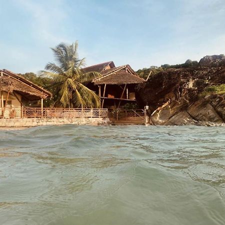 Shambala Madagascar: Beachfront Lodge And Adventures Ambolobozo Kültér fotó