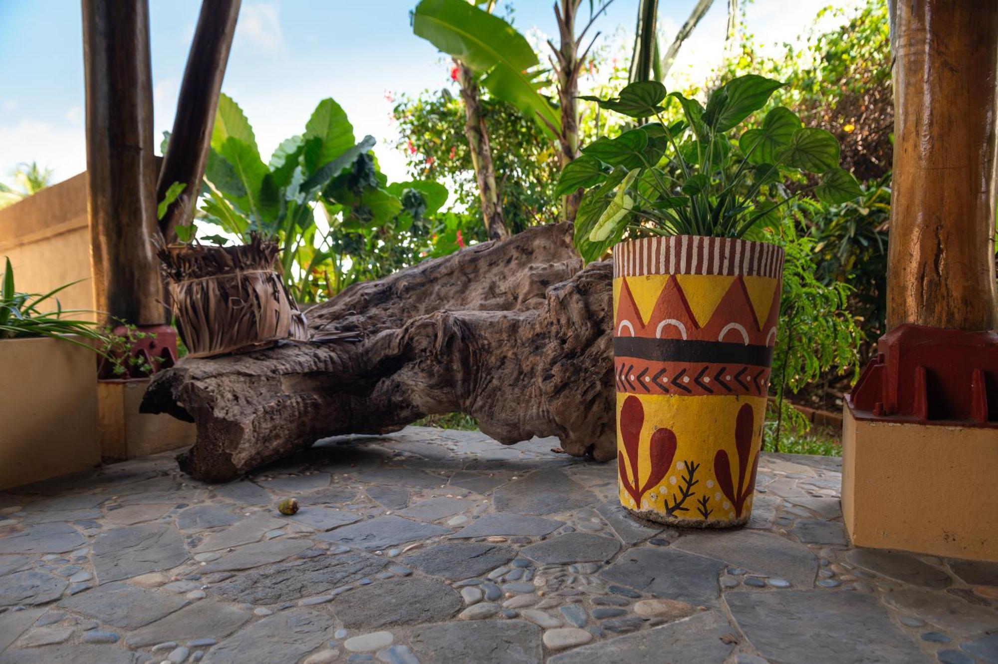 Shambala Madagascar: Beachfront Lodge And Adventures Ambolobozo Kültér fotó
